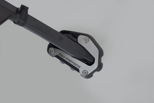 SW-Motech Seitenständerfuß-Verbreiterung | Schwarz/Silbern. BMW F 900 R / XR (19-).