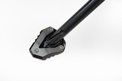 SW-Motech Seitenständerfuß-Verbreiterung | Schwarz/Silbern. Kawasaki Modelle (11-).