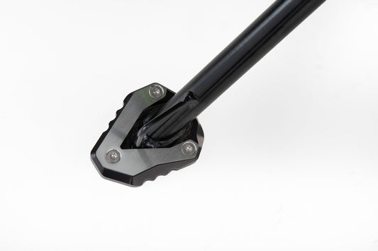 SW-Motech Seitenständerfuß-Verbreiterung | Schwarz/Silbern. Kawasaki Modelle (11-).