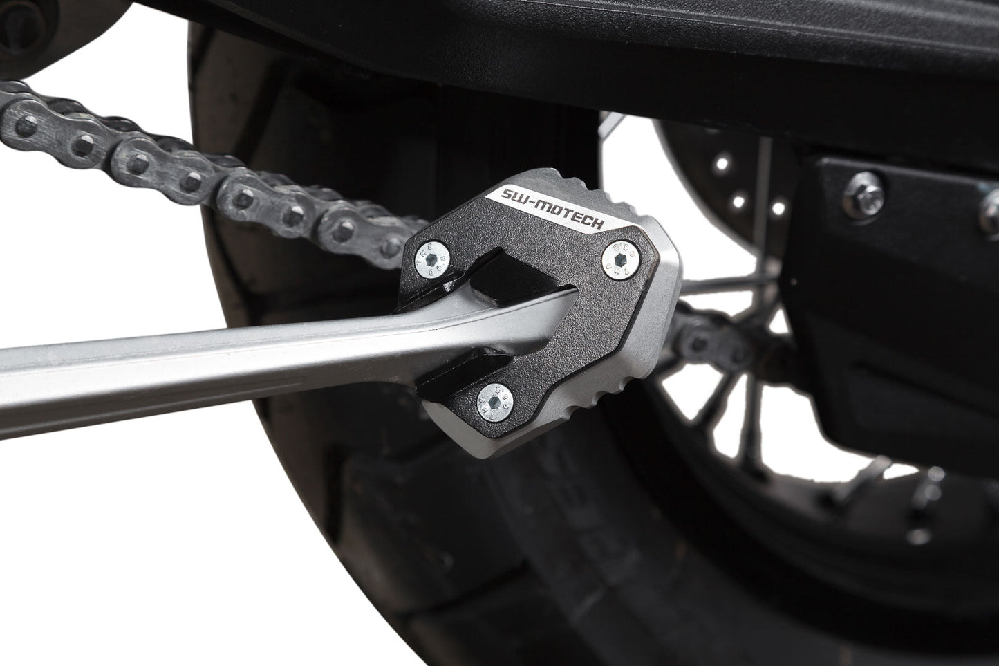 SW-Motech Seitenständerfuß-Verbreiterung | Schwarz/Silbern. CFMoto 800MT (21-).