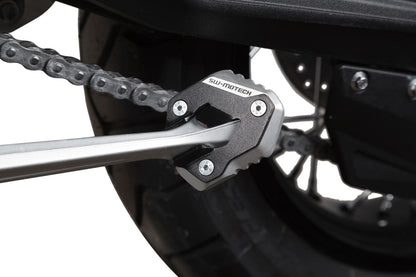 SW-Motech Seitenständerfuß-Verbreiterung | Schwarz/Silbern. CFMoto 800MT (21-).