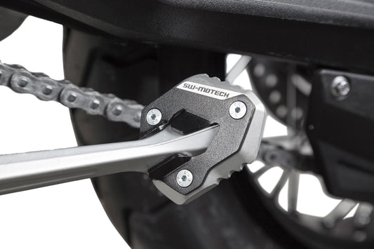 SW-Motech Seitenständerfuß-Verbreiterung | Schwarz/Silbern. Triumph Tiger 800 Modelle (10-17)