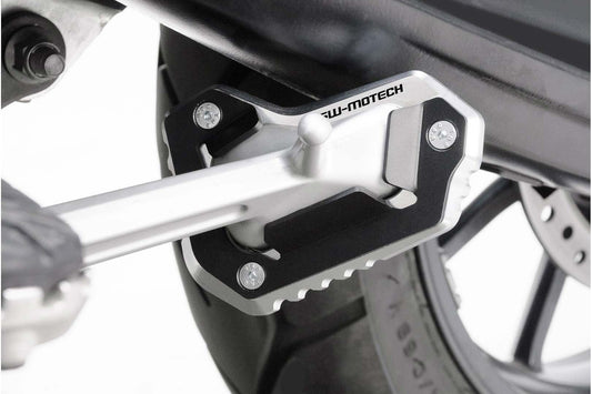 SW-Motech Seitenständerfuß-Verbreiterung | Schwarz/Silbern. Triumph Tiger Explorer (11-15).