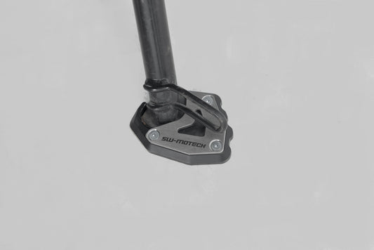 SW-Motech Seitenständerfuß-Verbreiterung | Schwarz/Silbern. Trium Tiger 1200/ Explorer (15-).