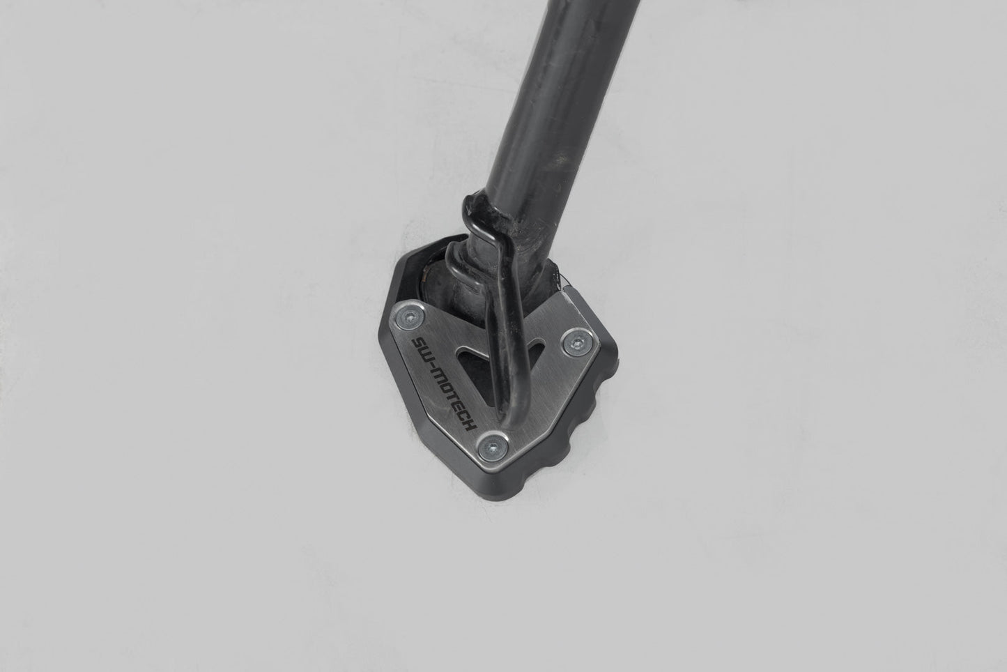 SW-Motech Seitenständerfuß-Verbreiterung | Schwarz/Silbern. Triumph Trident 660 (21-).