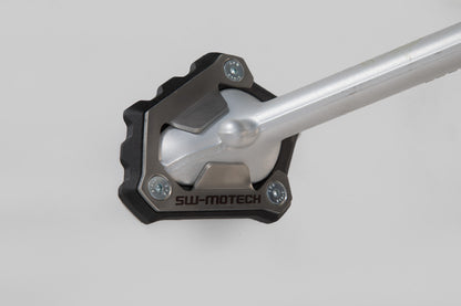 SW-Motech Seitenständerfuß-Verbreiterung | Schwarz/Silbern. Triumph Trident 660 (21-).