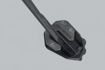 SW-Motech Seitenständerfuß-Verbreiterung | Schwarz/Silbern. Harley-Dav Pan America (21-).