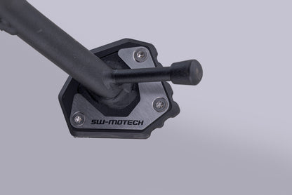 SW-Motech Seitenständerfuß-Verbreiterung | Schwarz/Silbern. Harley-Dav Pan America (21-).