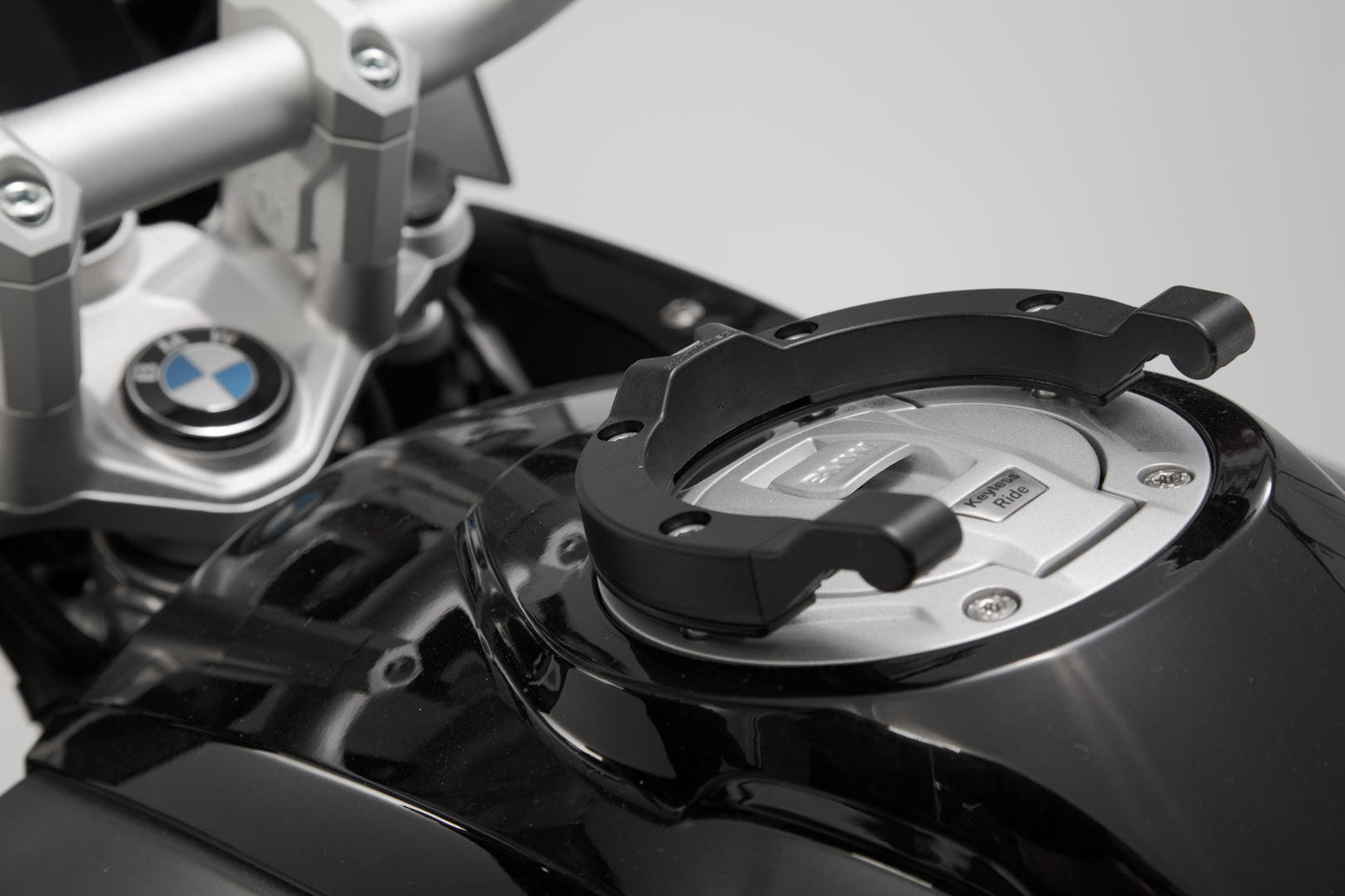 SW-Motech ION Tankring | Schwarz. Für BMW-/ Ducati-/ KTM-/ Triumph-Modelle.