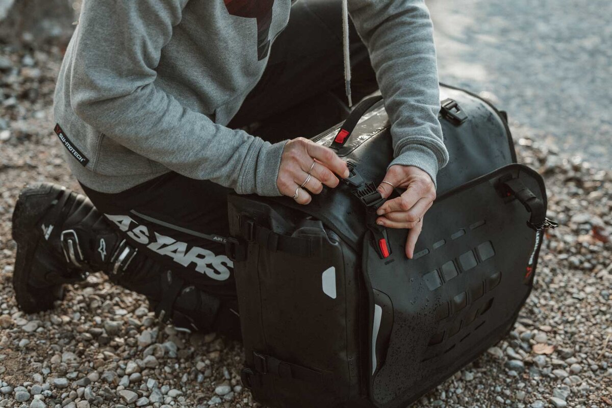 SW-Motech SysBag WP L mit Adapterplatte links | 27-40l. Wasserdicht. Für Seitenträger/Gepäckträger