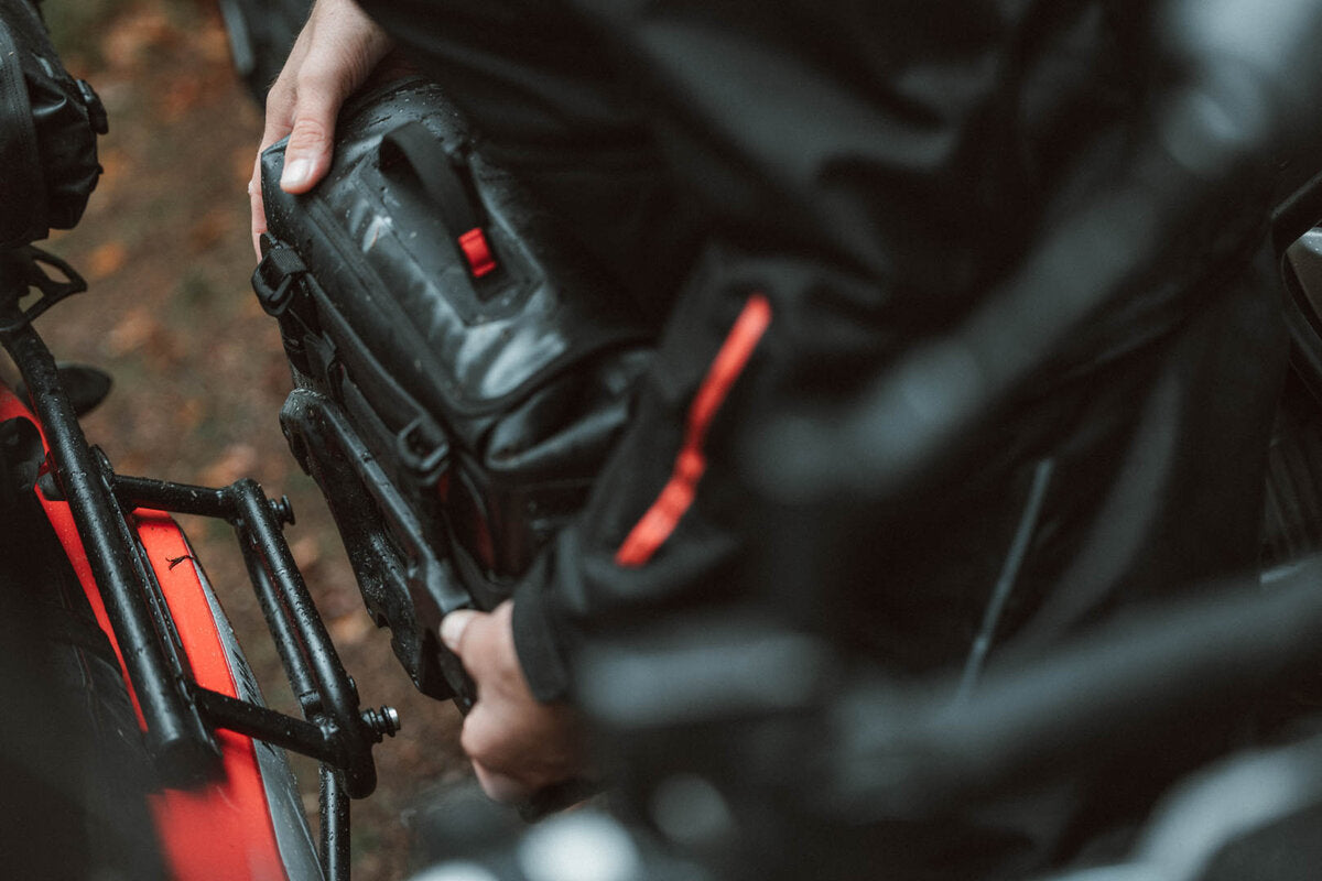 SW-Motech SysBag WP M mit Adapterplatte rechts | 17-23l. Wasserdicht. Für Seitenträger.