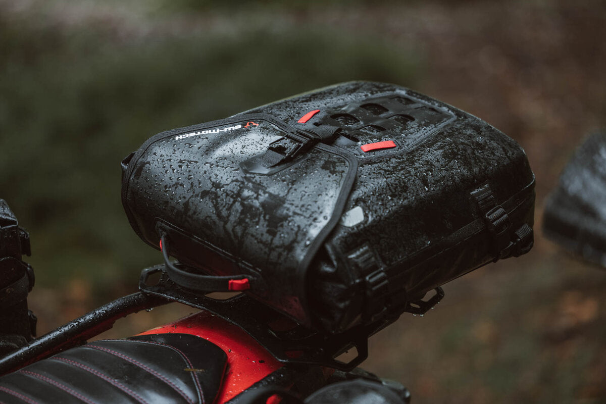 SW-Motech SysBag WP M mit Adapterplatte links | 17-23l. Wasserdicht. Für Seitenträger.