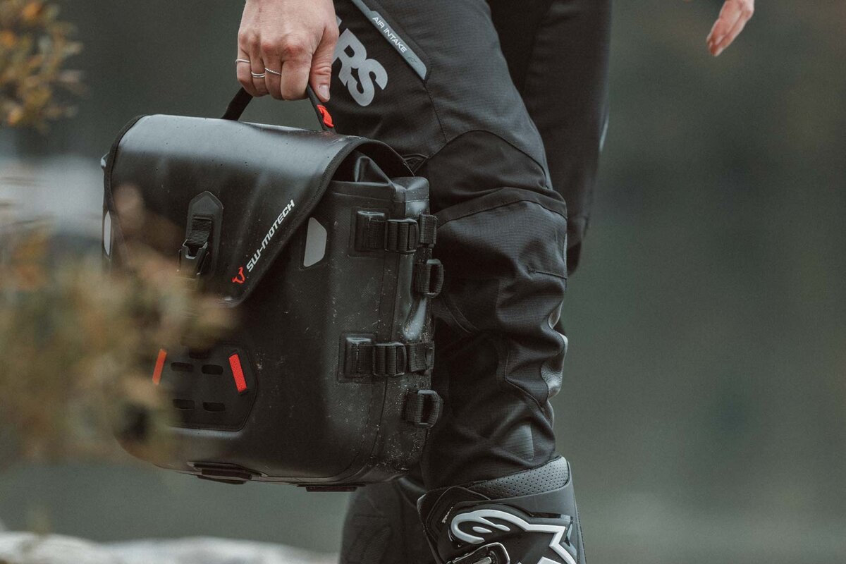 SW-Motech SysBag WP S mit Adapterplatte links | 12-16l. Wasserdicht. Für Seitenträger.