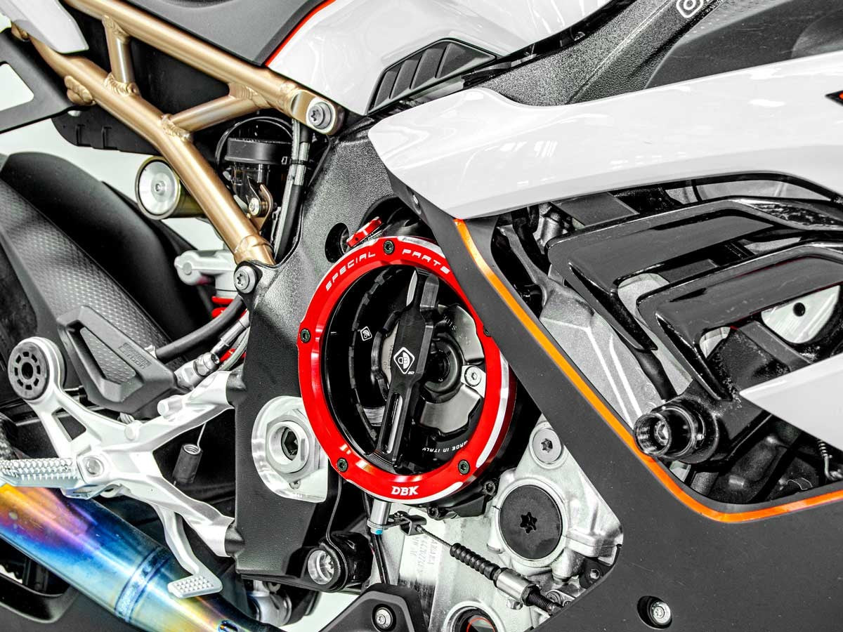 DBK Special Parts | CCDV12 - BMW | BLACK-RED | KLARER KUPPLUNGSDECKEL ÖLBAD 3D-EVO | passend für BMW S 1000 R / RR / XR & M 1000 R / RR / XR - Modelle