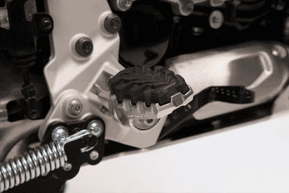 SW-Motech EVO Fußrasten-Kit | Silbern/Schwarz. Honda NT1100 (21-), XL750 (22-).