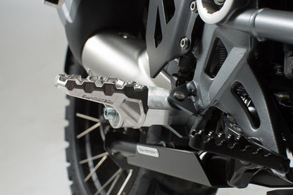 SW-Motech EVO Fußrasten-Kit | Silbern/Schwarz. Honda NT1100 (21-), XL750 (22-).