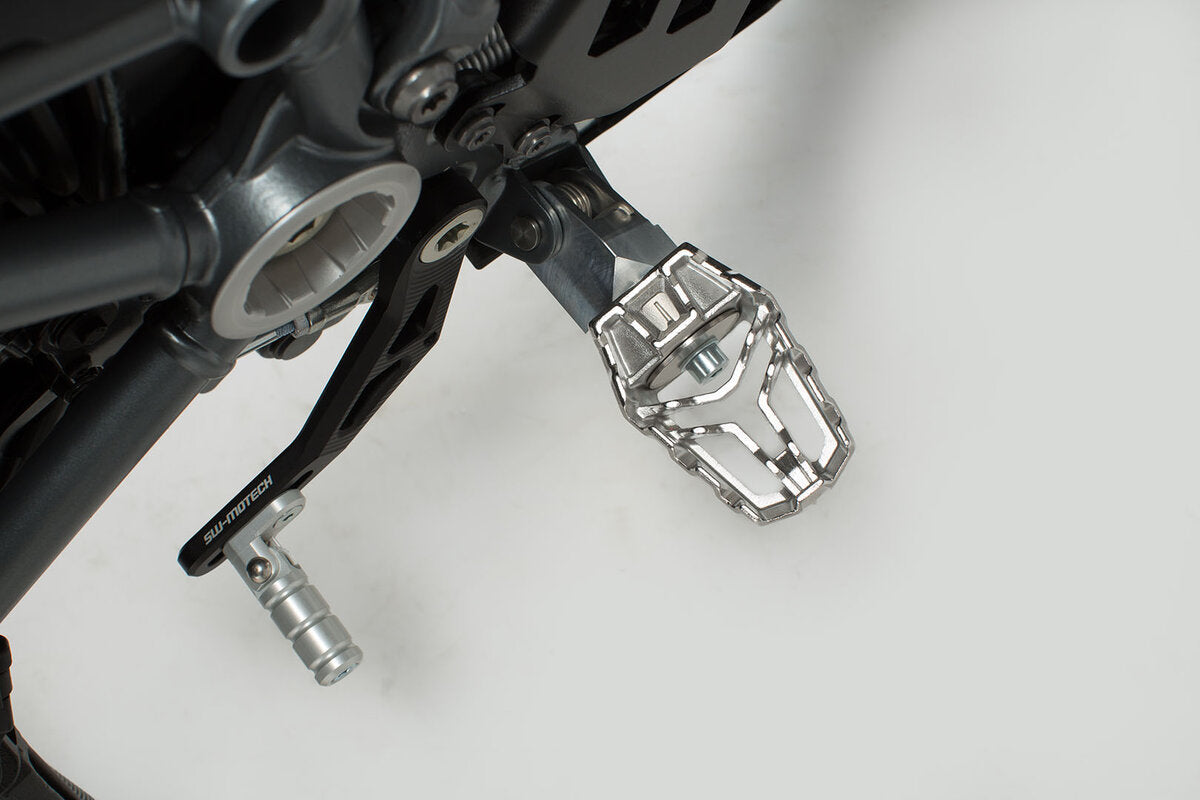 SW-Motech EVO Fußrasten-Kit | Silbern/Schwarz. Honda NT1100 (21-), XL750 (22-).