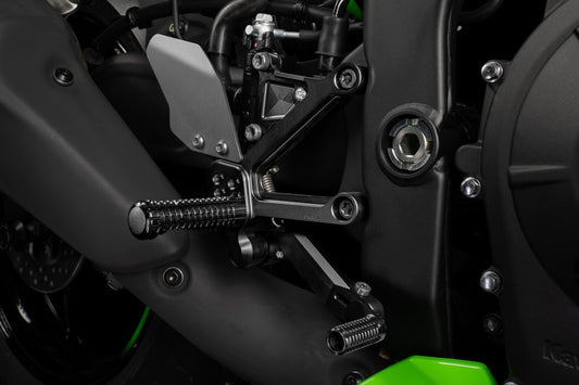 Gilles Fußrastenanlage FXR | verstellbar | TÜV-Teilegutachten | passend für Kawasaki ZX-4R (ZX400P) - Modelle (2023-)
