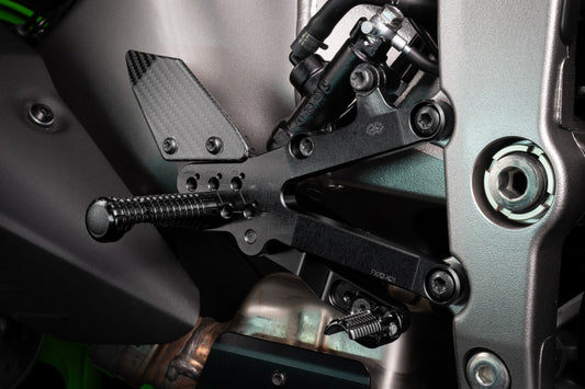 Gilles Fußrastenanlage FXR2 | verstellbar | passend für Kawasaki ZX-6R (ZX636J) - Modelle (2023-)