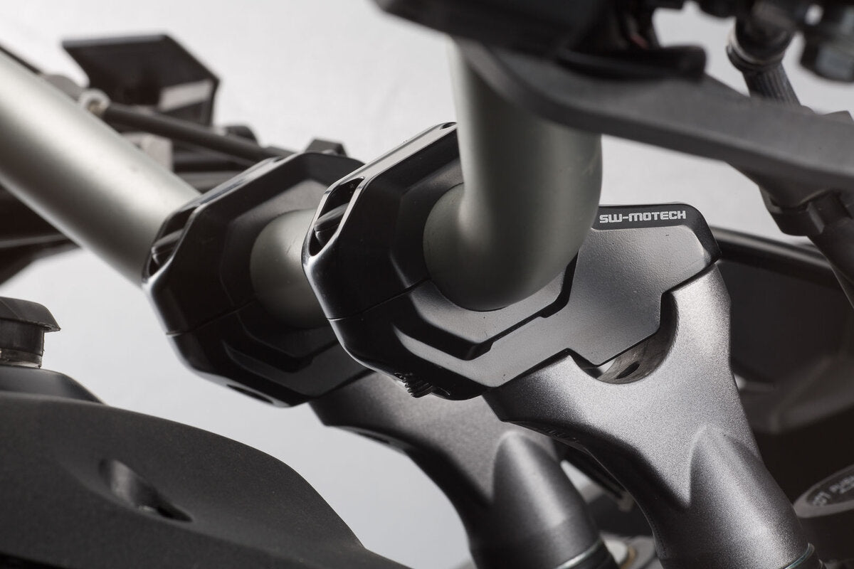 SW-Motech Lenkerverlegung für Ø 28 mm Lenker | H=30 mm. Verlegung um 22 mm. Schwarz.