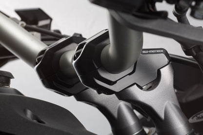 SW-Motech Lenkerverlegung für Ø 28 mm Lenker | H=30 mm. Verlegung um 22 mm. Schwarz.