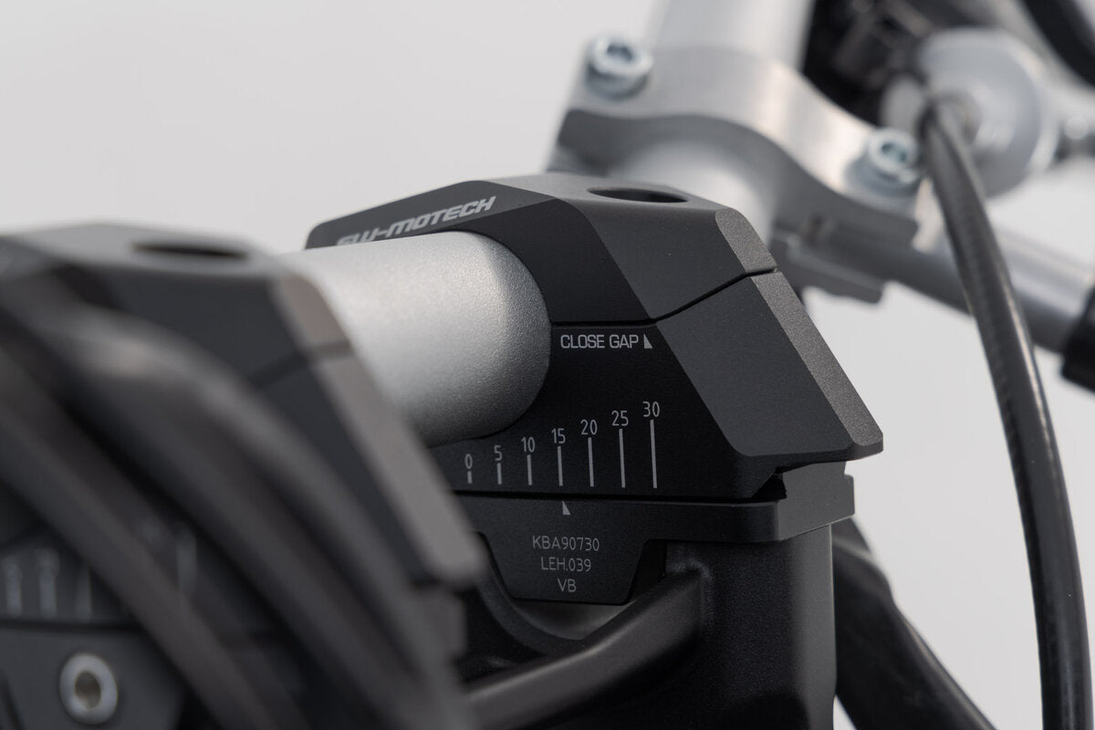 SW-Motech Lenkerverlegung variabel für Ø28 Lenker | H=28 mm. Verlegung 5/10/15/20/25/30 mm. Schwarz.