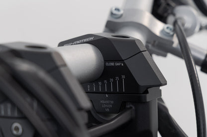 SW-Motech Lenkerverlegung variabel für Ø28 Lenker | H=28 mm. Verlegung 5/10/15/20/25/30 mm. Schwarz.