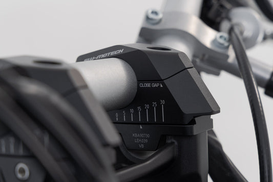 SW-Motech Lenkerverlegung variabel für Ø28 Lenker | H=28 mm. Verlegung 5/10/15/20/25/30 mm. Schwarz.