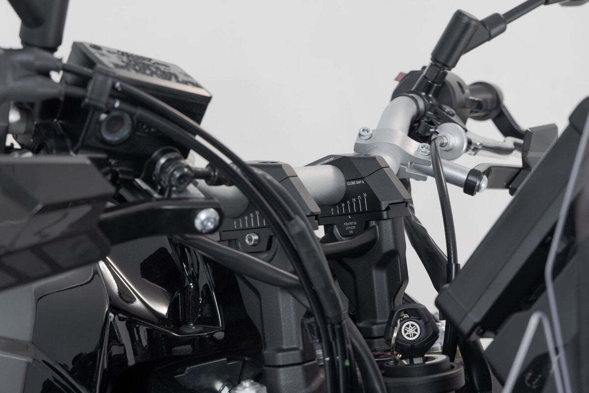SW-Motech Lenkerverlegung variabel für Ø28 Lenker | H=28 mm. Verlegung 5/10/15/20/25/30 mm. Schwarz.