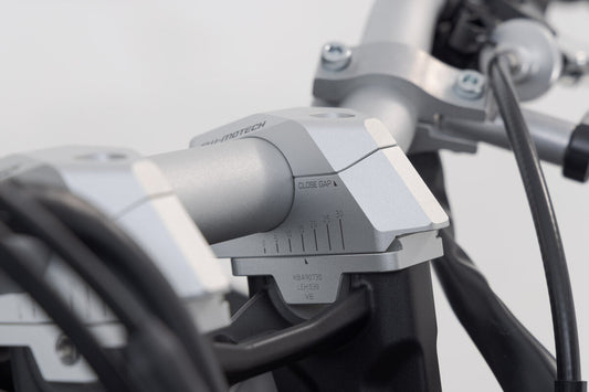 SW-Motech Lenkerverlegung variabel für Ø28 Lenker | H=28 mm. Verlegung 5/10/15/20/25/30 mm. Silbern.