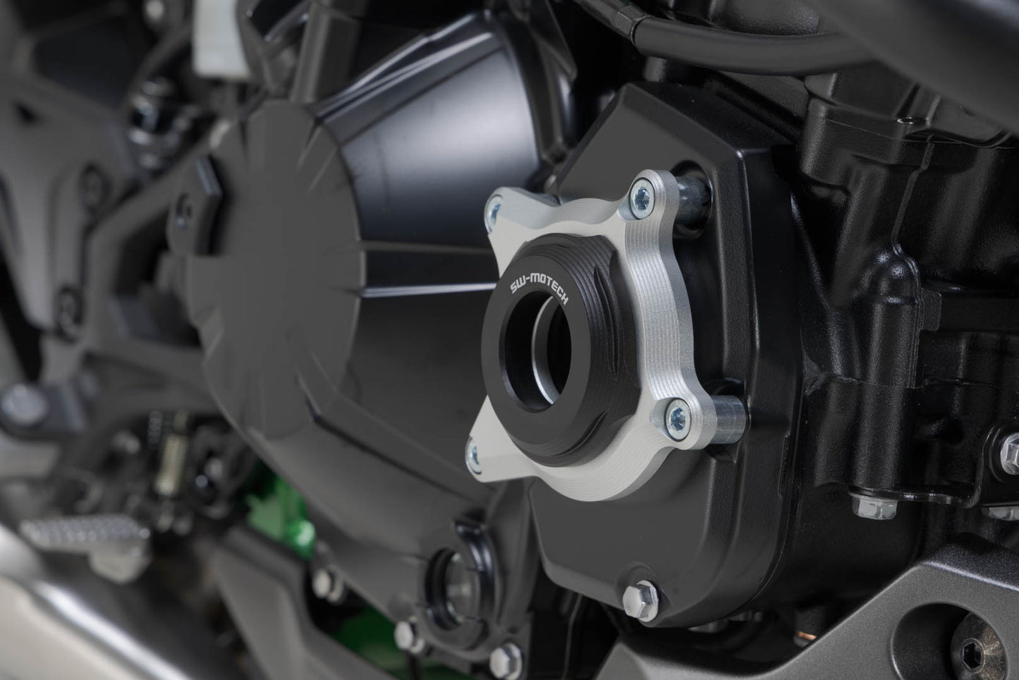 SW-Motech Motorgehäusedeckel-Schutz | Schwarz/Silbern. Kawasaki Z900 / SE (16-).