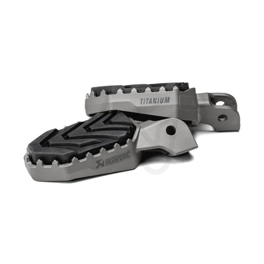 Akrapovic Adventure - Fußrasten | SET | ABE | Titan | FAHRER |  passend für BMW R 1300 GS / Adventure - Modelle (2024-2025)