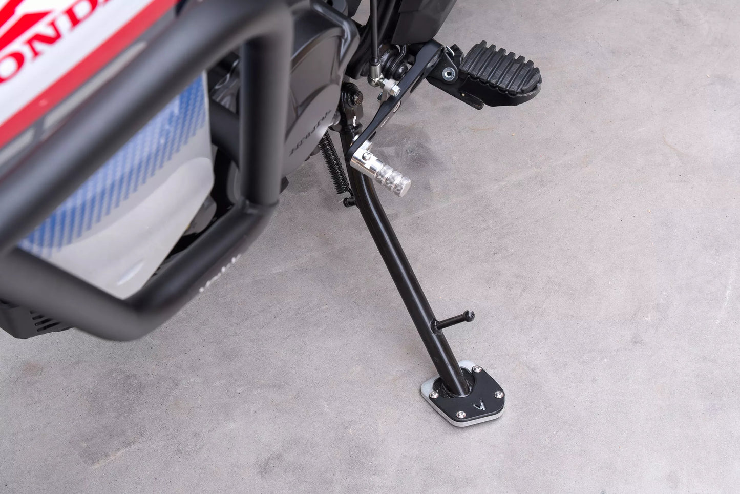 Yakk EXP Seitenständerverbreiterung | schwarz-silber | passend für Honda XL750 Transalp - Modelle (2023-2026)
