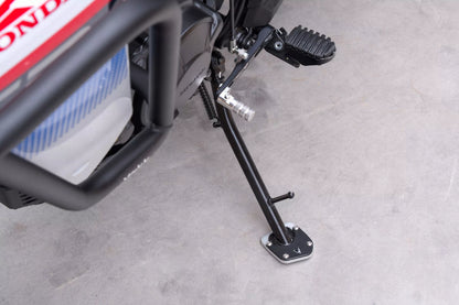 Yakk EXP Seitenständerverbreiterung | schwarz-silber | passend für Honda XL750 Transalp - Modelle (2023-2026)