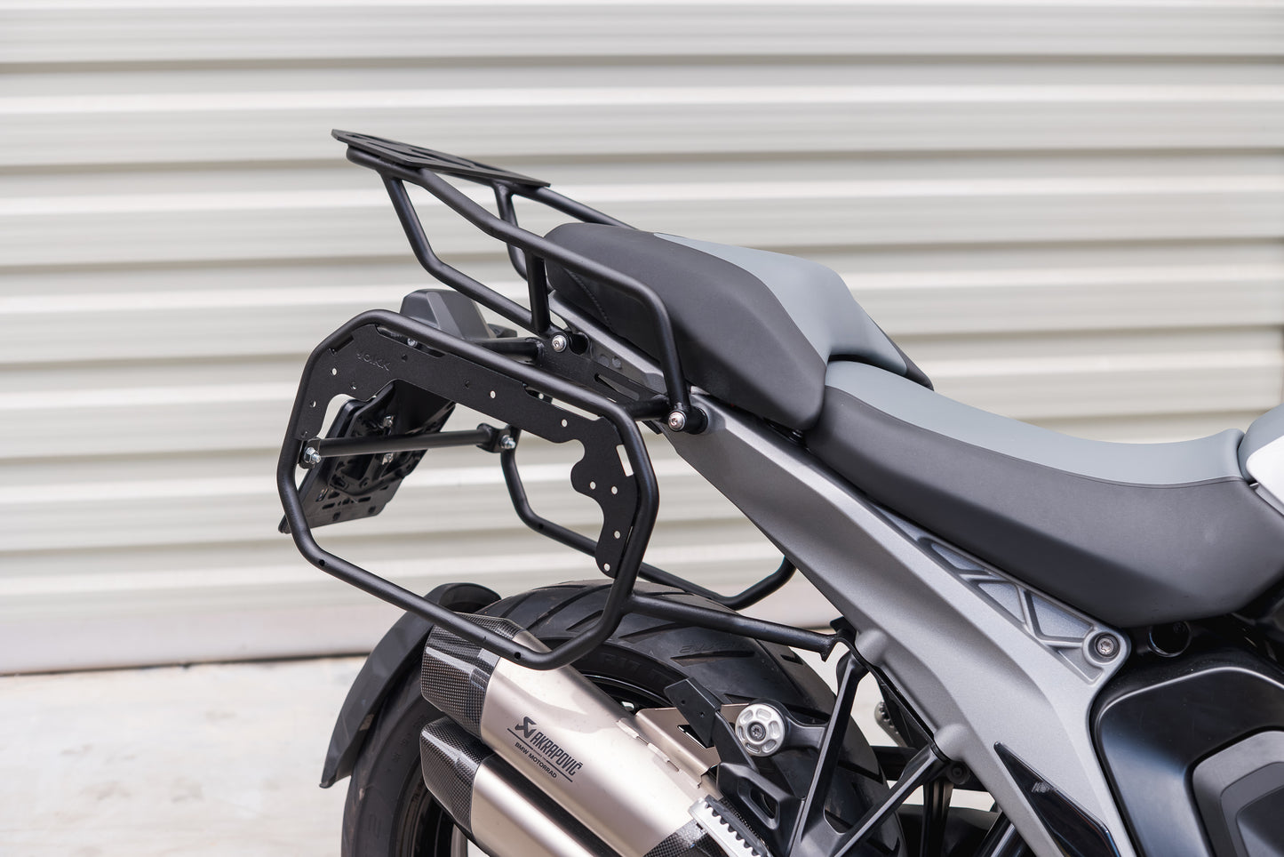 Yakk EXP Seitenkoffer / Satteltaschenhalter | schwarz | passend für BMW R 1300 GS - Modelle (2023-2026)