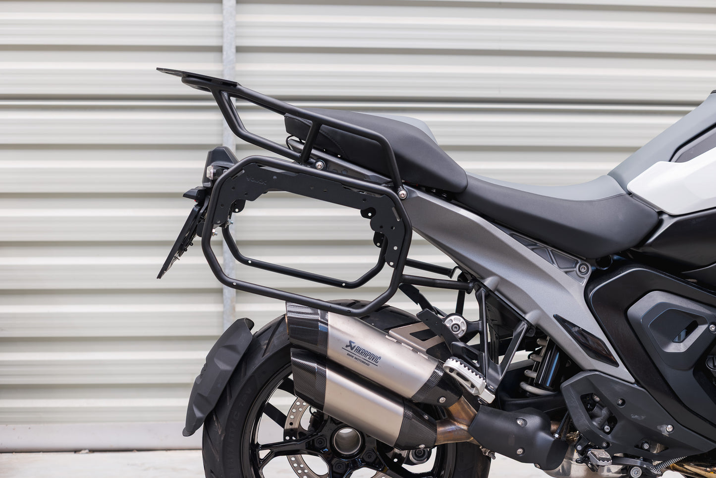 Yakk EXP Seitenkoffer / Satteltaschenhalter | schwarz | passend für BMW R 1300 GS - Modelle (2023-2026)