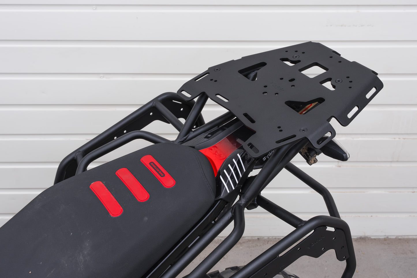 Yakk EXP Topcase-Träger | schwarz | passend für BMW F 900 GS - Modelle (2024-2026)