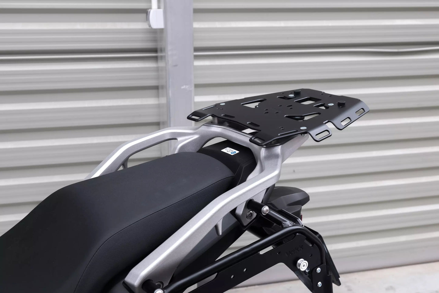 Yakk EXP Gepäckträgerplatte | schwarz | passend für Honda XL750 Transalp - Modelle (2023-2026)