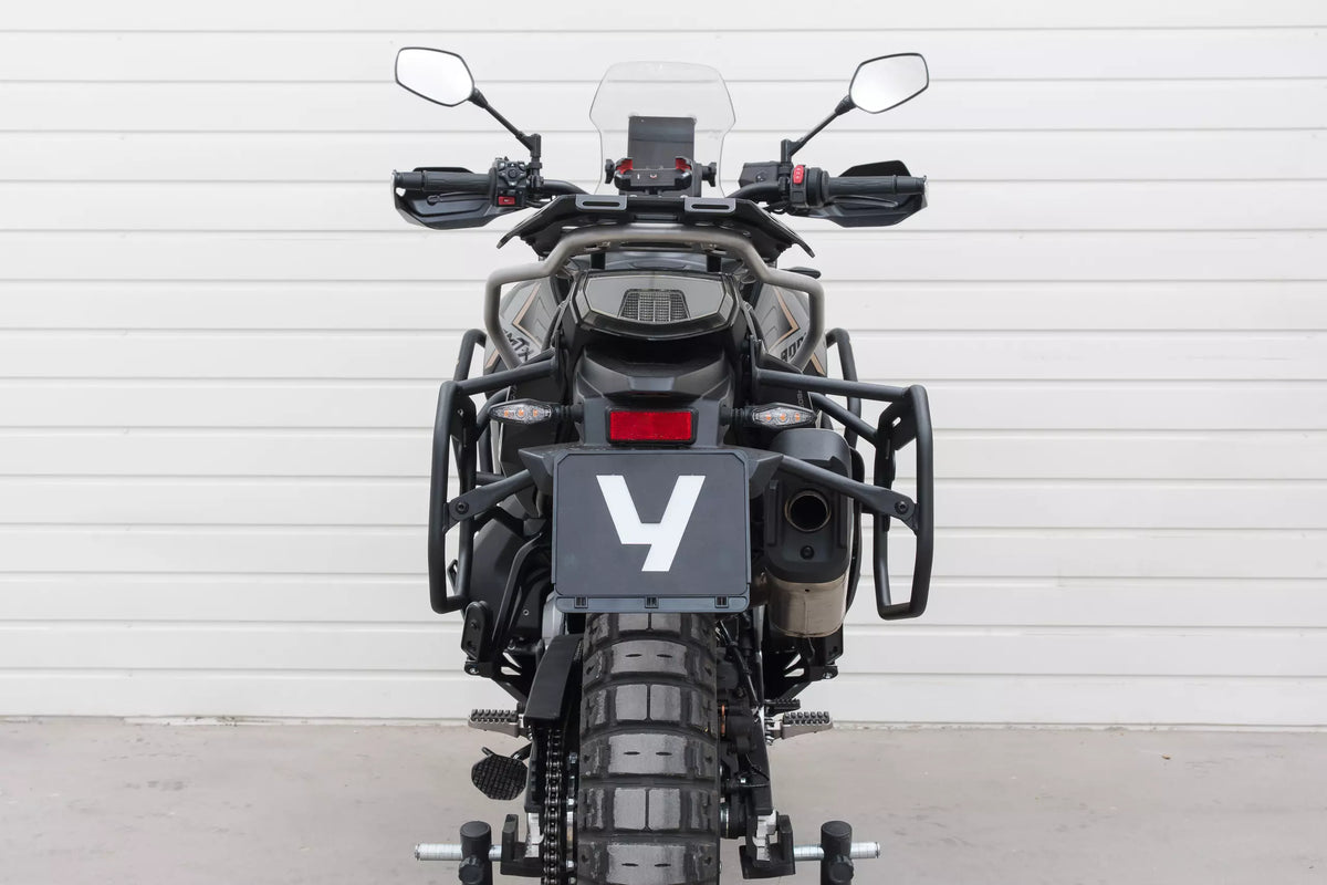 Yakk EXP Seitenkoffer / Satteltaschenhalter | schwarz | passend für passend für CFMOTO MT-X 800 - Modelle (2025-2026)