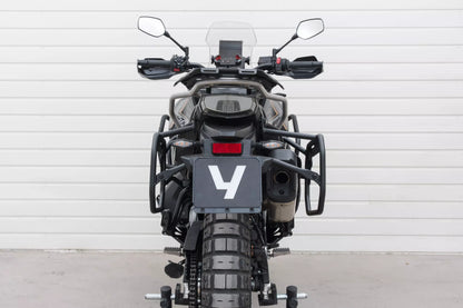 Yakk EXP Seitenkoffer / Satteltaschenhalter | schwarz | passend für passend für CFMOTO MT-X 800 - Modelle (2025-2026)