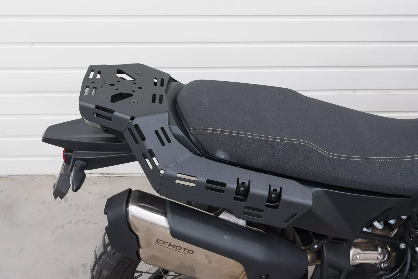 Yakk EXP Gepäckträgerplatte | für weiches Gepäck | schwarz | passend für CFMOTO MT-X 800 - Modelle (2025-2026)