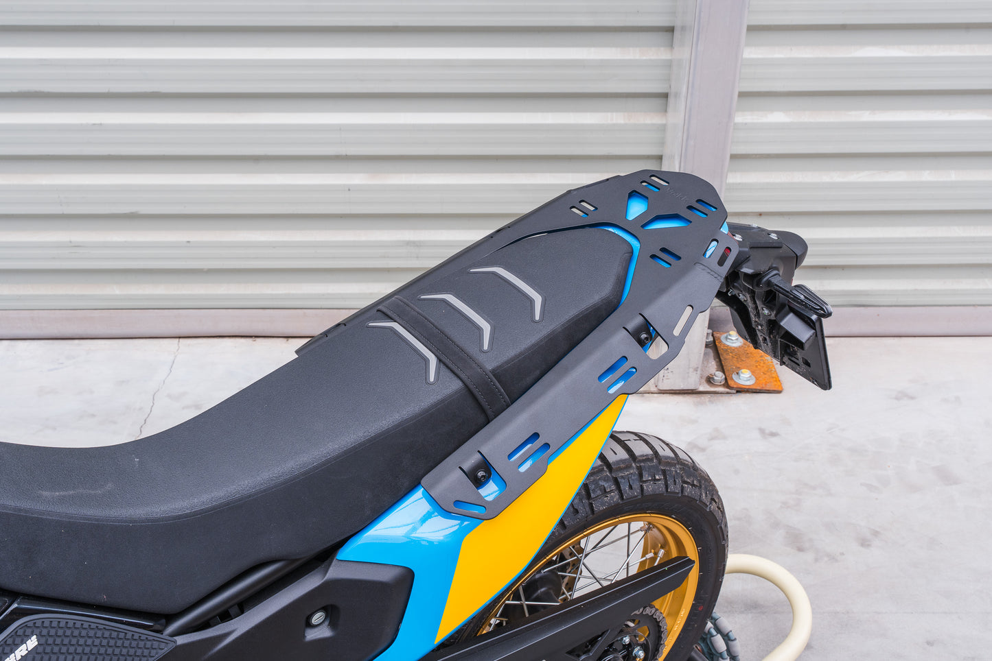 Yakk EXP Gepäckträgerplatte | für weiches Gepäck | schwarz | passend für Yamaha Tenere 700 - Modelle (2025-2026)
